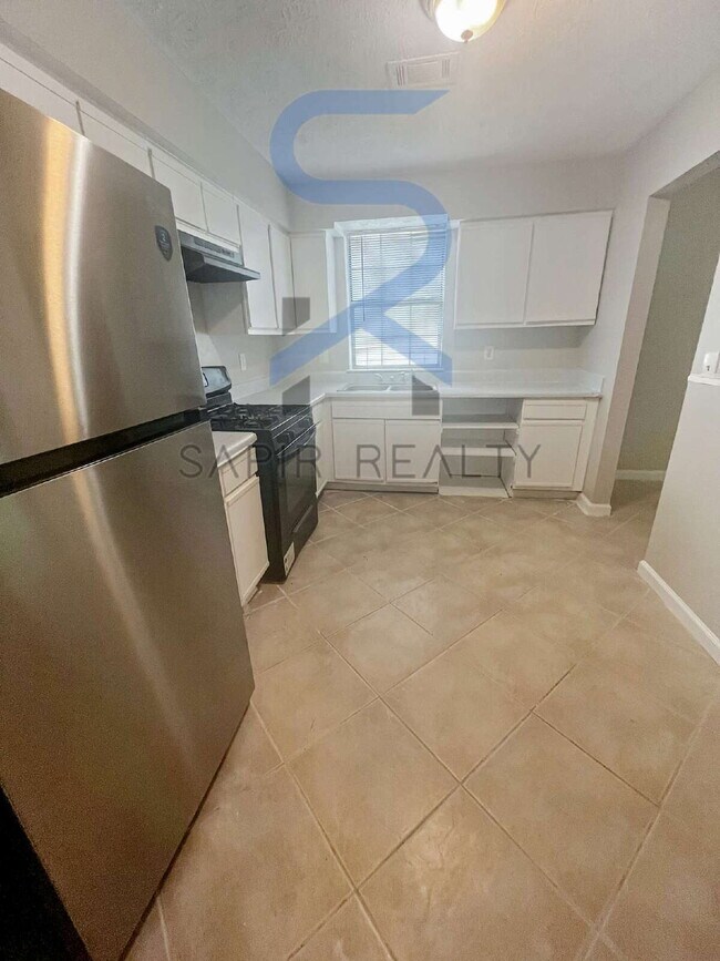 Building Photo - Move in before November 15th and choose yo...