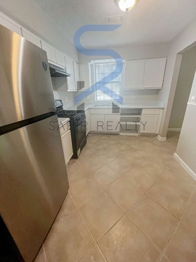 Building Photo - Move-In Special!  Move in on or before Nov...