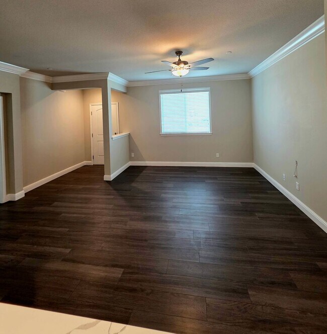 Building Photo - VILLA DEL LAGO HOME 4 BEDROOM WITH 3 BATH