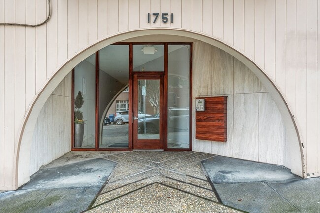Building Photo - Modern 1BR/1BA Penthouse in Pacific Height...