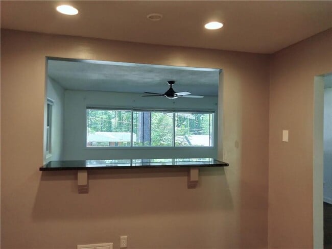 Building Photo - 1914 Shalimar Dr NE