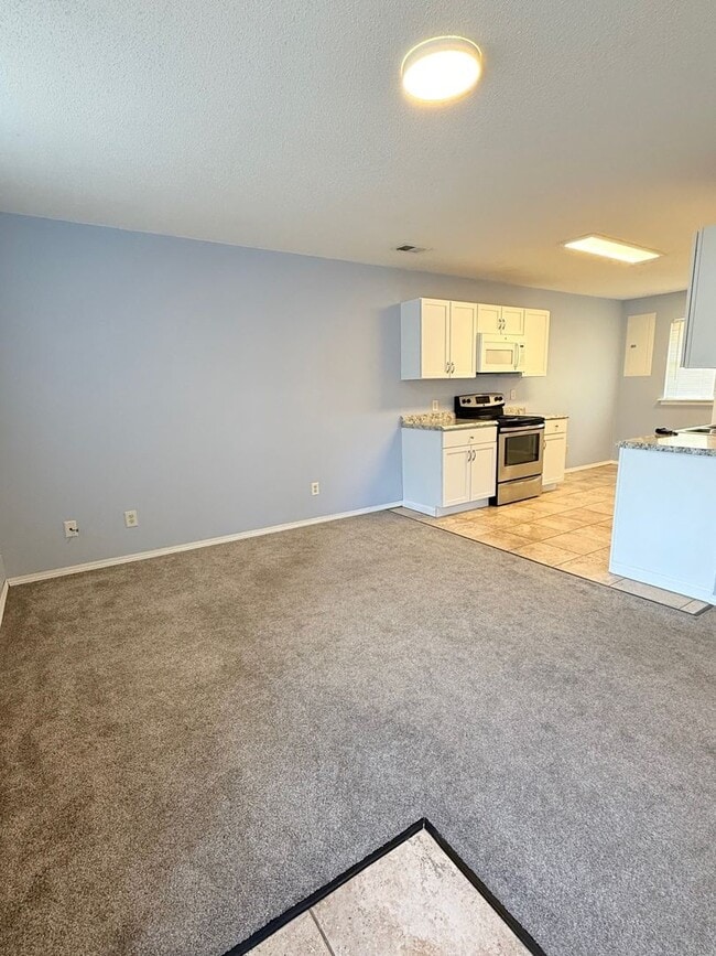 Building Photo - 2 Bedroom Duplex Near City Park – Alley Access & Off-Street Parking