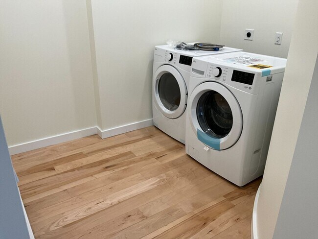 Building Photo - 90 Elm St