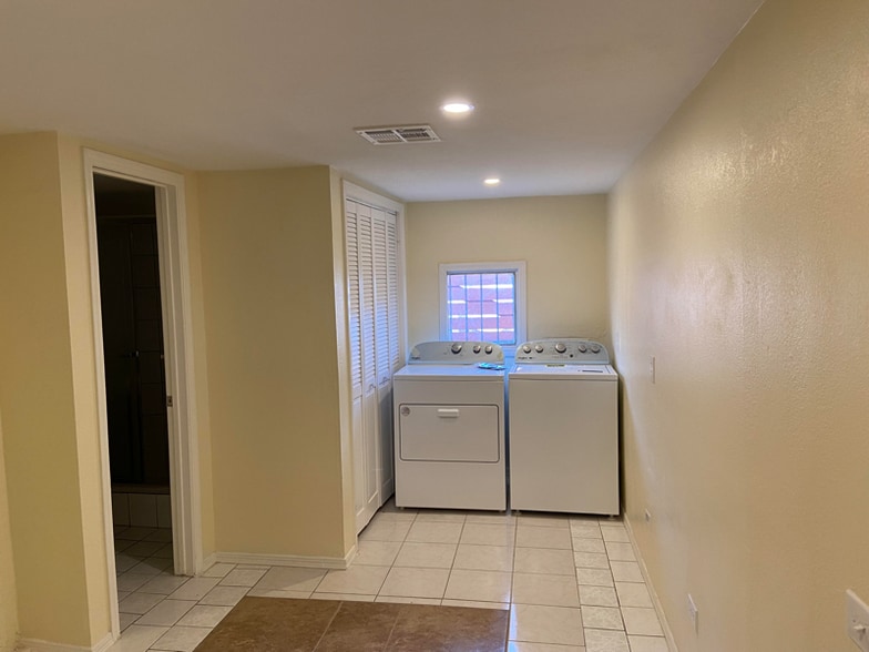 Building Photo - 2221 Gold Ave