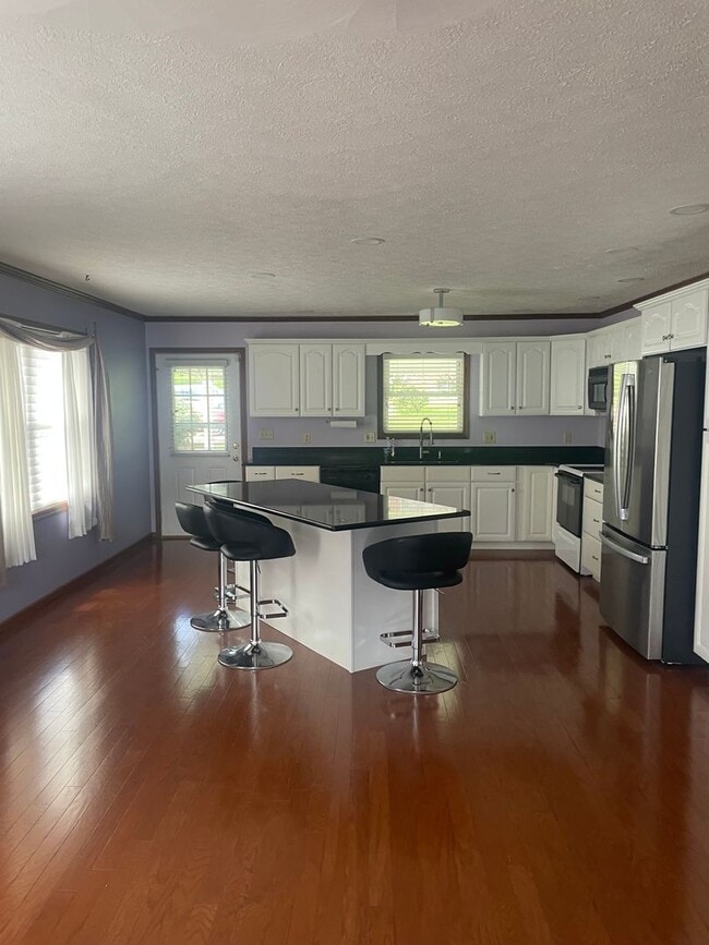 Building Photo - Three-Bedroom Two Bath Townhome in Charleston Cross Lanes Area