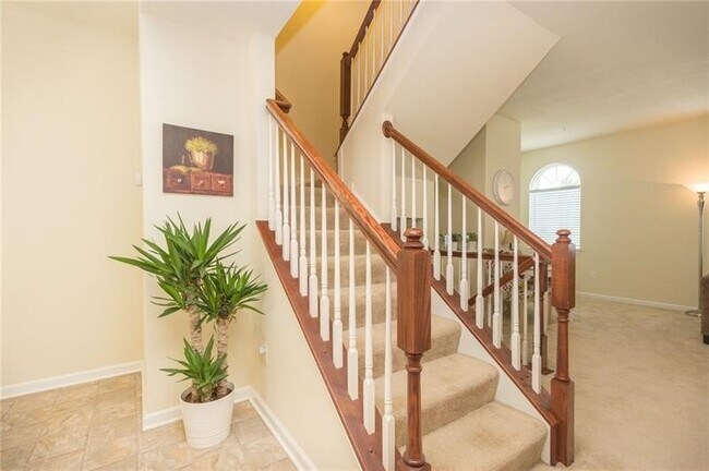 Building Photo - 627 Edison Dr