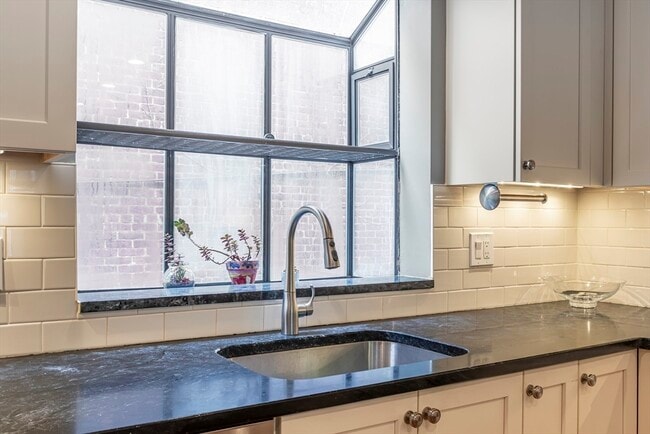 Building Photo - 54 Trowbridge St