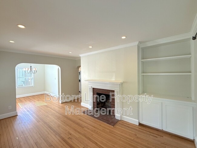 Building Photo - 2417 Bay St