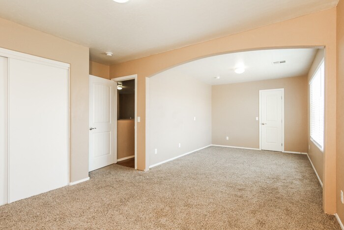 Building Photo - 15066 W Bloomfield Rd