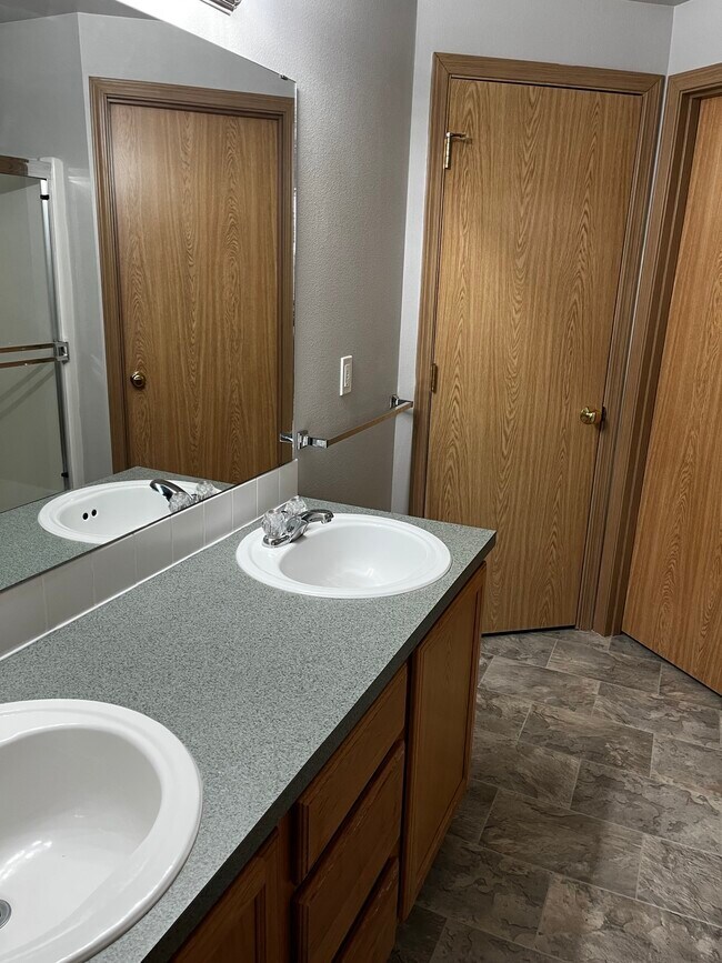 Building Photo - 9982 Greenleaf Loop SE