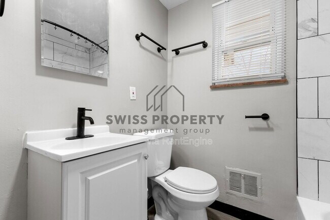 Building Photo - 386 S Napoleon Ave