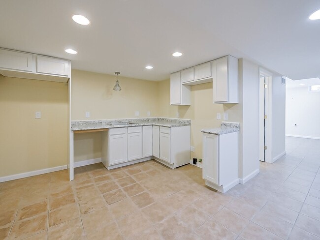 Building Photo - Spacious 3BR Home with Expansive 1-Acre Lot!