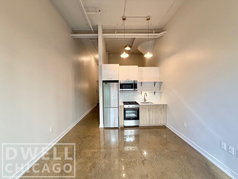 Primary Photo - 700 N La Salle Dr