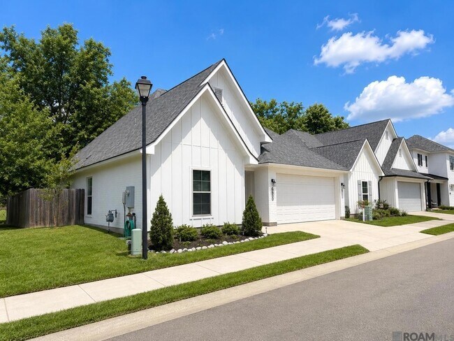 Building Photo - 6650 Roux Dr