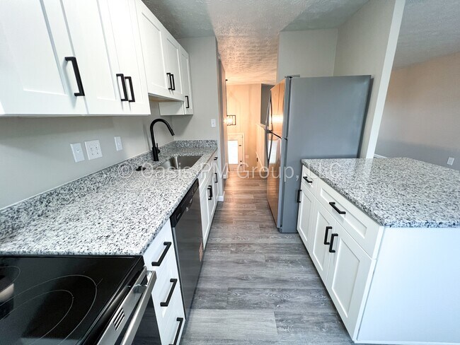 Building Photo - 912 Tellega Ave