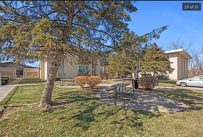 Building Photo - 2807 Pembroke Ln