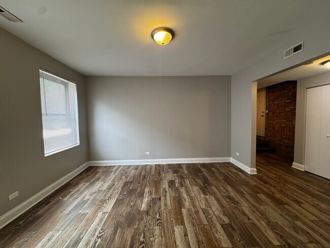 Building Photo - 5001 N Sawyer Ave