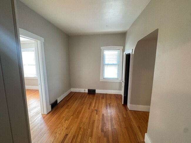 Building Photo - Close to Downtown! Includes washer and dryer