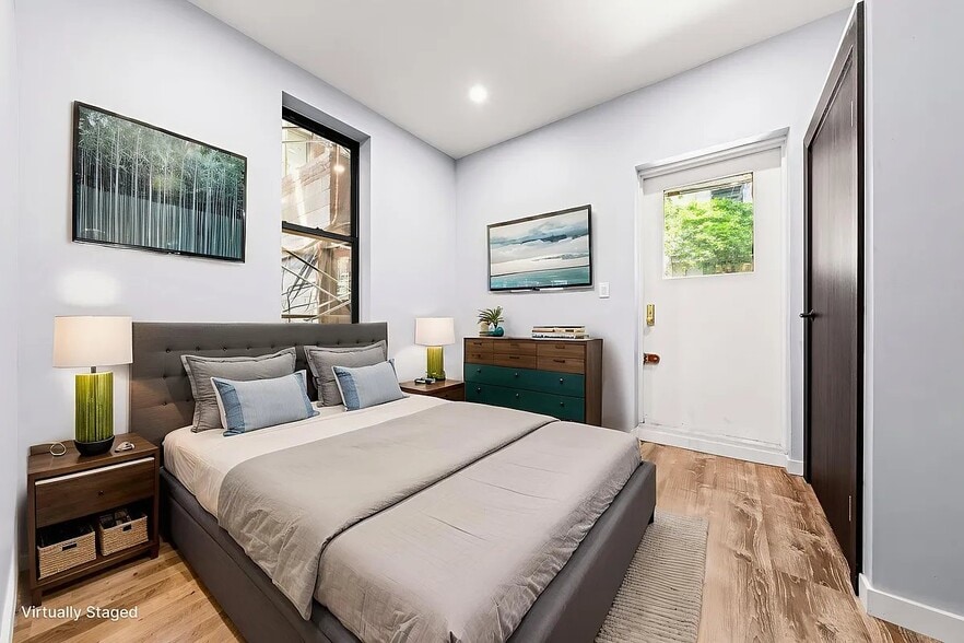 Building Photo - 453 W 48th St