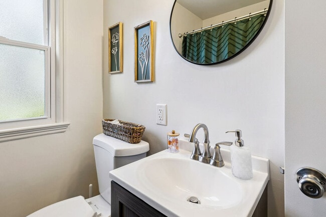 Building Photo - 6484 Aylesworth Dr