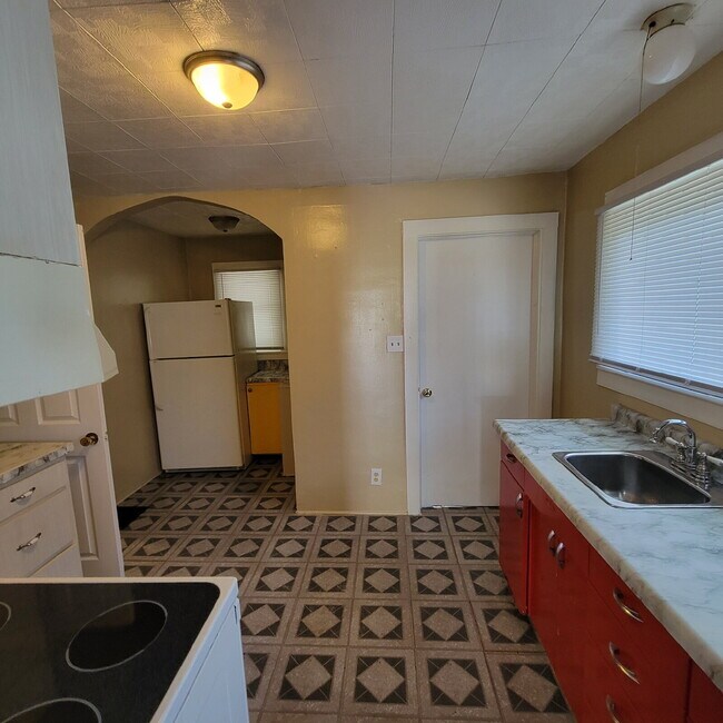 Building Photo - Spacious 2 Bedroom with detached 2 car garage