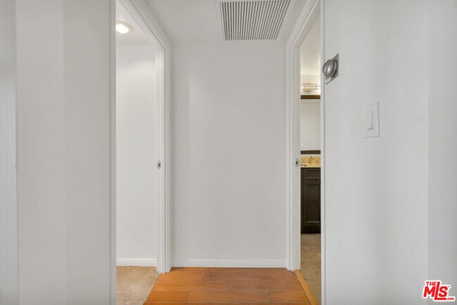 Building Photo - 800 W 1st St