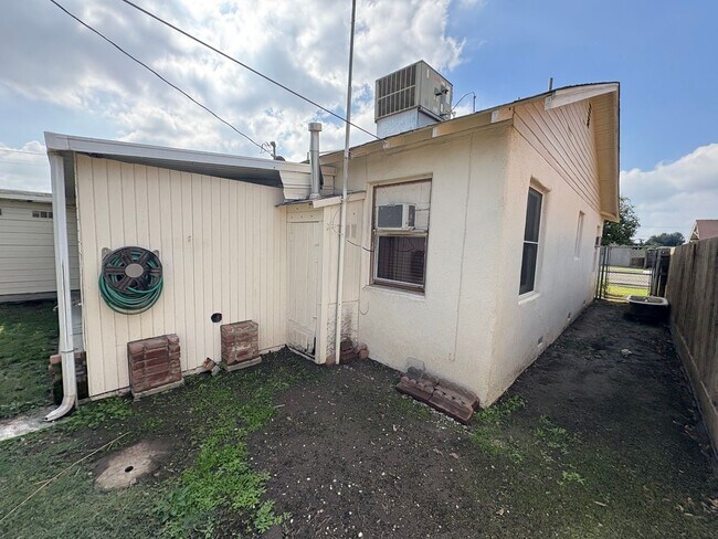 Building Photo - Charming Exeter Home Near Shopping Center ...