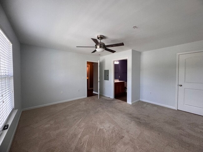 Building Photo - 2BR 2BA Condo with All Appliances Included
