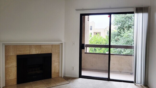 Building Photo - 2 Bedroom/ 2 Bath Condo In The Heart of Gl...