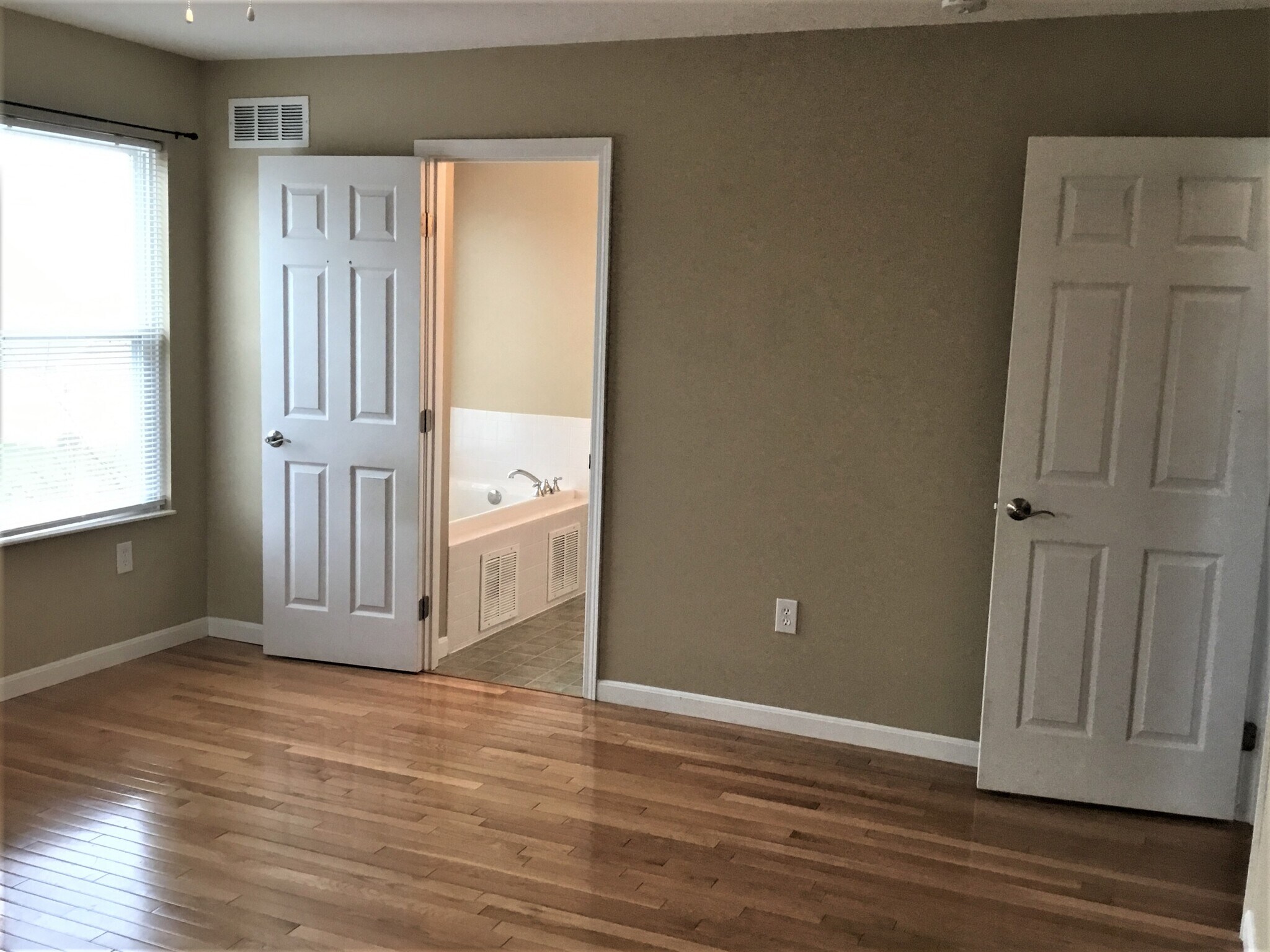 Building Photo - 447 Hartford Ct