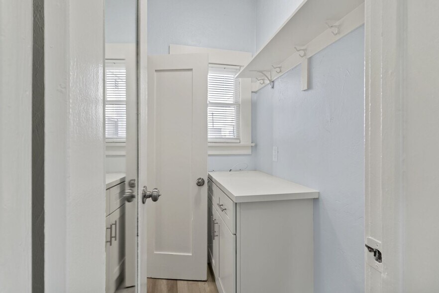 Building Photo - 1049 E 5th St