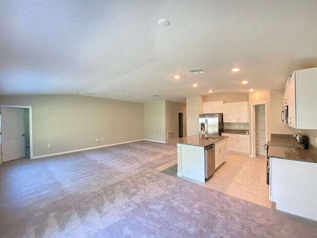 Building Photo - SW location 4/2/2 **WON'T LAST**