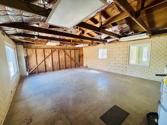 Building Photo - House on 5 acres in the serene mountains o...