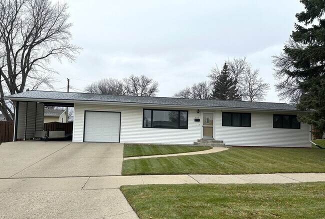 Building Photo - 3 Bedroom, 1.5 Bathroom House