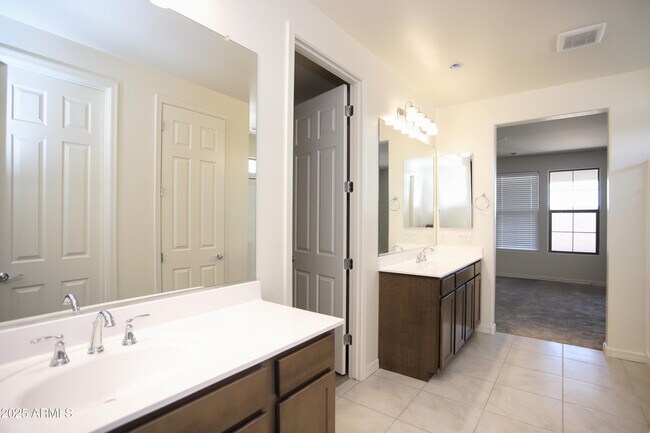 Building Photo - 935 W Finch Dr