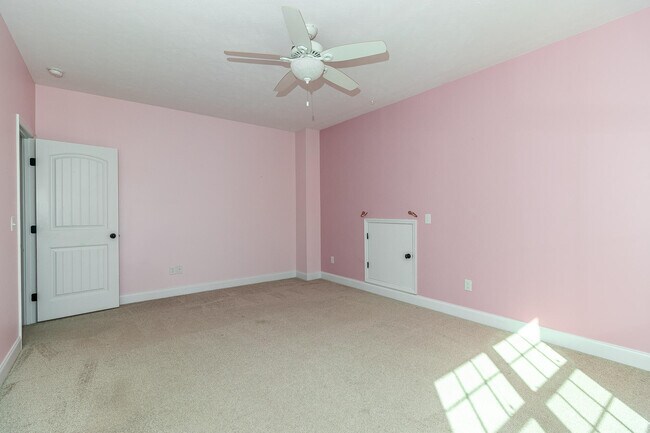 Building Photo - 4025-4025 Stowe Dr