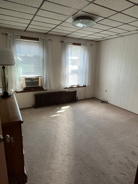 Building Photo - 701 E 6th St