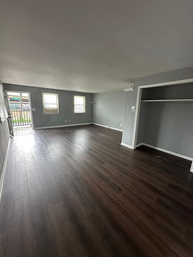 Building Photo - Beautiful 2 Bed/ 1.5 Bath ready for rent!
