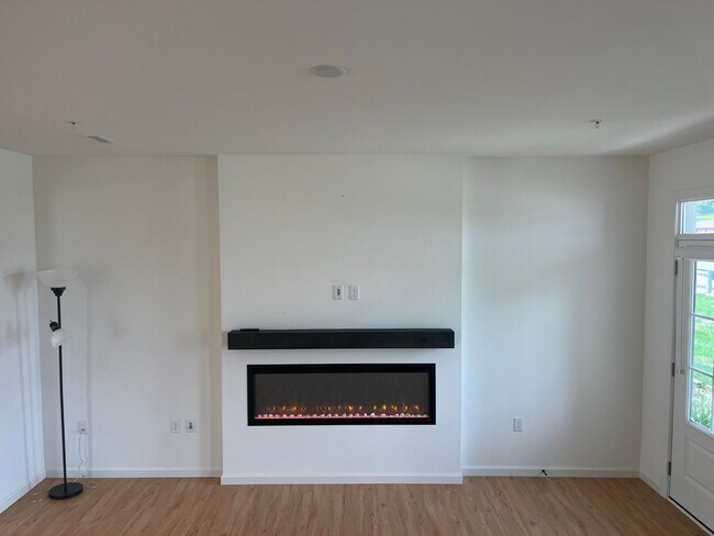 Building Photo - Stunning 3 Bedroom 2.5 Bathroom