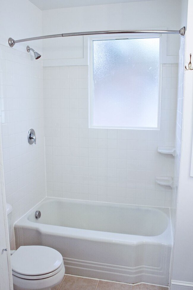 Building Photo - 3 Bedrooms 2 Full Bathrooms (one block fro...