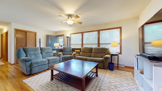 Building Photo - 1222 Thomas Dr