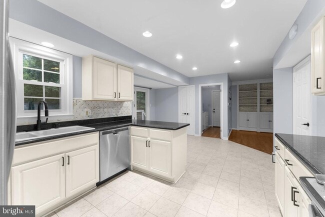 Building Photo - 901 Holly Creek Dr