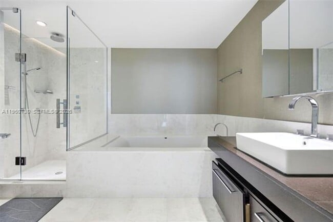 Building Photo - 17121 Collins Ave