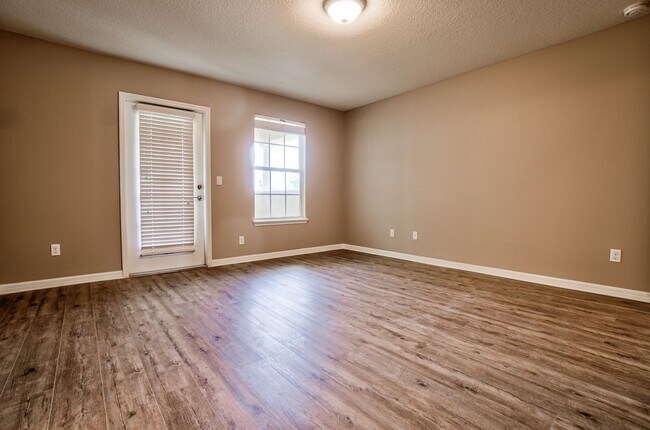 Building Photo - Beautiful 3/3 w/ 2 Car Garage in Gated Vil...