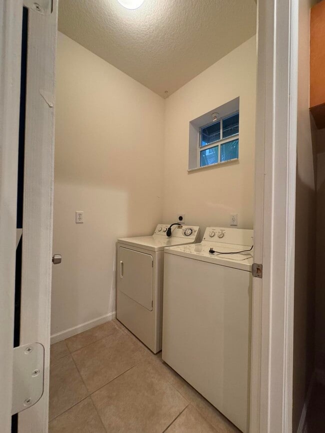 Building Photo - 1033 NE 17th Way