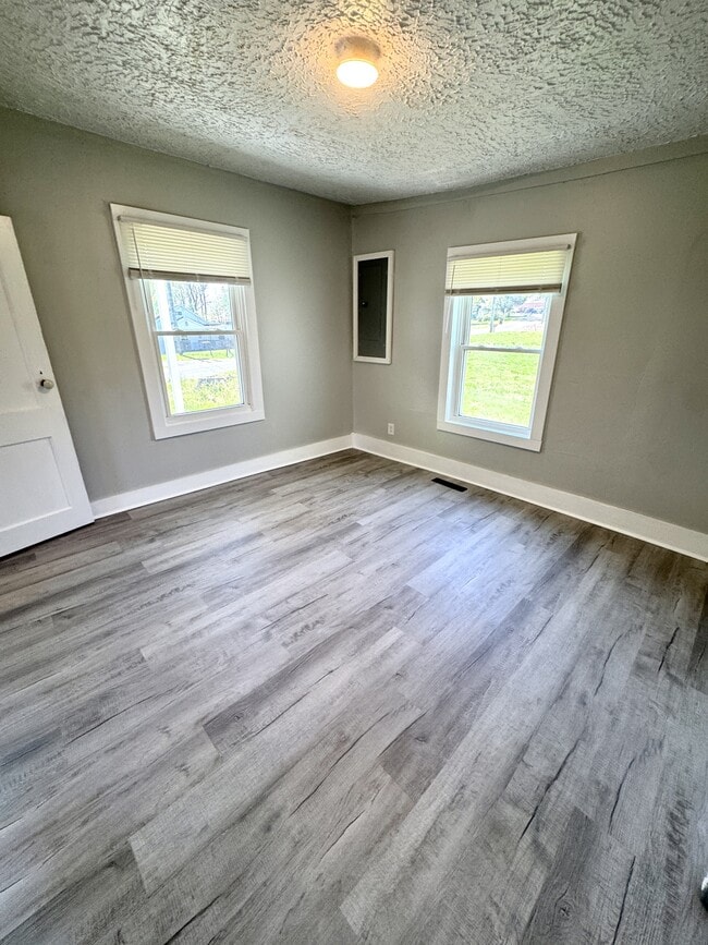 Building Photo - 105 Trail Dr