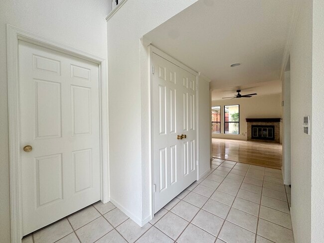 Building Photo - 983 E Foxhill Dr