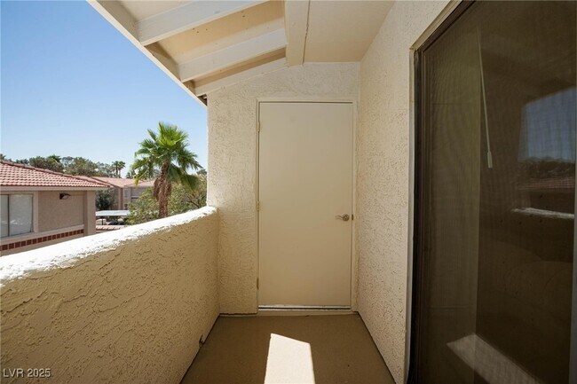 Building Photo - 7300 W Pirates Cove Rd
