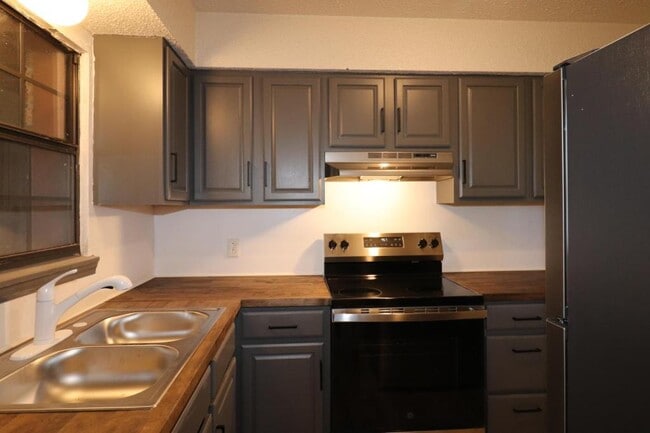 Building Photo - 1221 S Park Ave