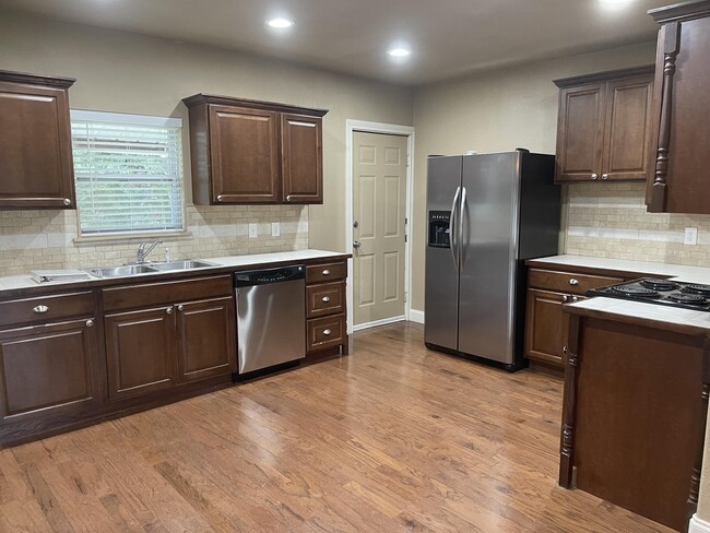 Building Photo - 312 Circle Dr